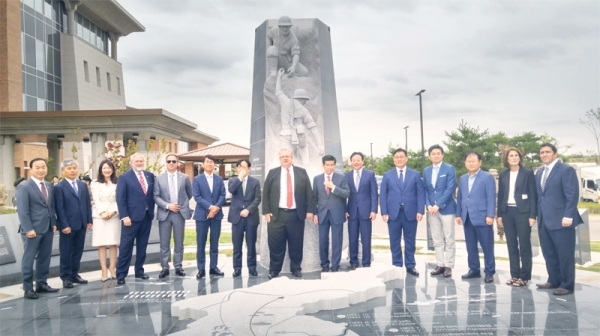 10일 평택 험프리스 기지에서 열린 한미동맹 상징조형물 제막식에서 해리 해리스 주한 미국 대사, 제임스 김 주한미국상공회의소 대표 등 한미 주요 관계자들이 기념촬영을 하고 있다.
