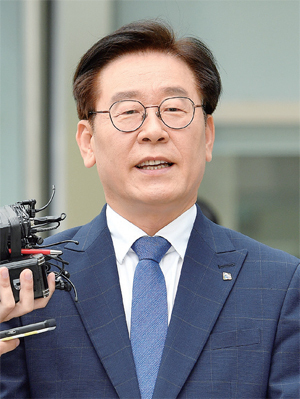 이재명 경기지사가 10일 오후 수원시 영통구 수원고등법원에서 열린 항소심 첫 공판에 출석했다. 윤원규기자