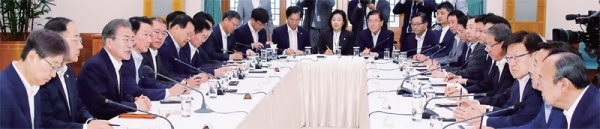 문재인 대통령이 10일 오전 청와대에서 30대 기업을 만나 일본의 수출규제 조치와 관련한 대책을 논의하기에 앞서 인사말을 하고 있다. 이날 간담회에는 삼성•현대차•SK•LG•롯데 등 5대 그룹을 포함해 총자산 10조 원 이상 대기업 30개사와 경제단체 4곳이 참석했다. 연합뉴스