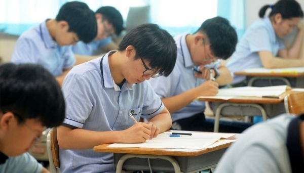 2019학년도 고3 전국연합학력평가가 열린 10일 오전 수원시 장안구 조원고등학교에서 학생들이 열심히 문제를 풀고 있다. 윤원규기자