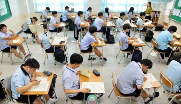2019학년도 고3 전국연합학력평가가 열린 10일 오전 수원시 장안구 조원고등학교에서 학생들이 열심히 문제를 풀고 있다. 윤원규기자