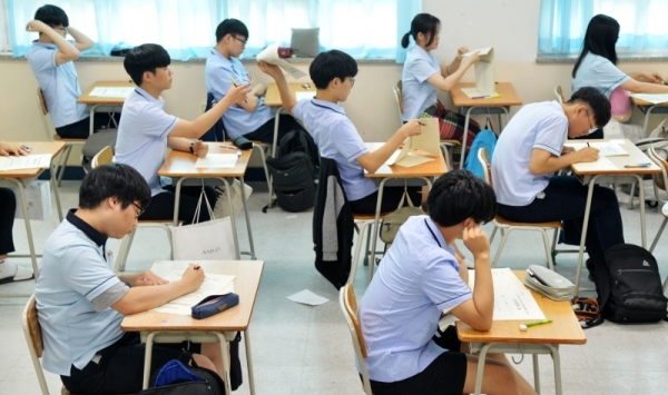 2019학년도 고3 전국연합학력평가가 열린 10일 오전 수원시 장안구 조원고등학교에서 학생들이 열심히 문제를 풀고 있다. 윤원규기자
