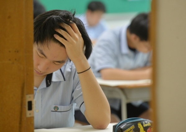 2019학년도 고3 전국연합학력평가가 열린 10일 오전 수원시 장안구 조원고등학교에서 학생들이 열심히 문제를 풀고 있다. 윤원규기자