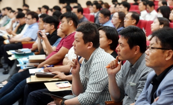 '경기남부권 노동시간 단축 설명회'가 열린 10일 오후 수원 경기도교통연수원에서 도내 100인 이상 사업장 대표 및 업무담당자들이 고용노동부 관계자로부터 주52시간 근로시간제 시행 시 달라지는 임금체계 및 근로환경 등에 대해 설명을 듣고 있다. 김시범기자