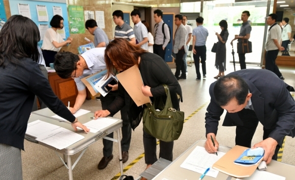 '경기남부권 노동시간 단축 설명회'가 열린 10일 오후 수원 경기도교통연수원에서 도내 100인 이상 사업장 대표 및 업무담당자들이 입장하고 있다. 이날 참석자들은 고용노동부 관계자로부터 주52시간 근로시간제 시행 시 달라지는 임금체계 및 근로환경 등에 대해 설명을 들었다. 김시범기자