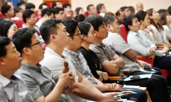 '경기남부권 노동시간 단축 설명회'가 열린 10일 오후 수원 경기도교통연수원에서 도내 100인 이상 사업장 대표 및 업무담당자들이 고용노동부 관계자로부터 주52시간 근로시간제 시행 시 달라지는 임금체계 및 근로환경 등에 대해 설명을 듣고 있다. 김시범기자