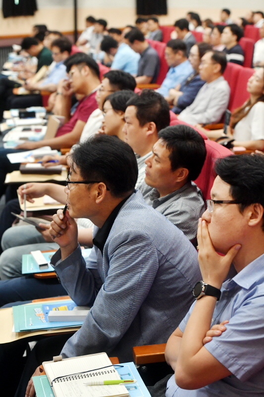 '경기남부권 노동시간 단축 설명회'가 열린 10일 오후 수원 경기도교통연수원에서 도내 100인 이상 사업장 대표 및 업무담당자들이 고용노동부 관계자로부터 주52시간 근로시간제 시행 시 달라지는 임금체계 및 근로환경 등에 대해 설명을 듣고 있다. 김시범기자