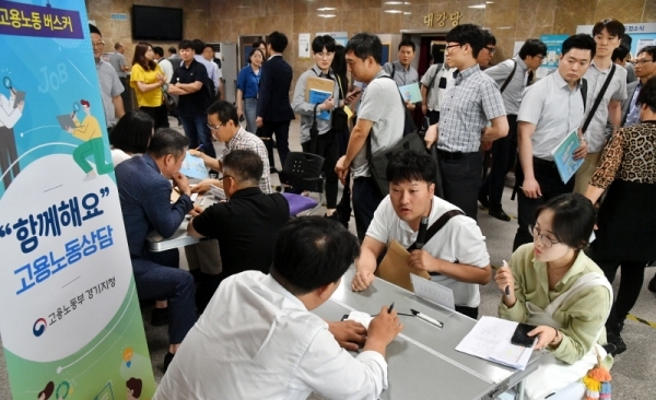 '경기남부권 노동시간 단축 설명회'가 열린 10일 오후 수원 경기도교통연수원에서 도내 100인 이상 사업장 대표 및 업무담당자들이 고용노동부 관계자와 주52시간 근로시간제 시행 시 달라지는 임금체계 및 근로환경 등에 대해 상담을 하고 있다. 김시범기자