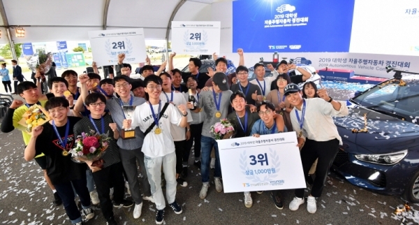 10일 화성시 송산면  한국교통안전공단 자동차안전연구원 자율주행실험도시 케이시티(K-CITY)에서 열린 ‘2019 대학생 자율주행자동차 경진대회’에서 입상팀 등 참가자들이 기념촬영을 하고 있다. 이번 대회는 현대자동차그룹과 한국교통안전공단이 미래 자율주행차 기술에 대한 학생들의 창의적인 아이디어를 실제 자동차에 적용해볼 수 있는 기회를 제공하기 위한 대학생 자율주행차 경진대회를 개최했다.전형민기자