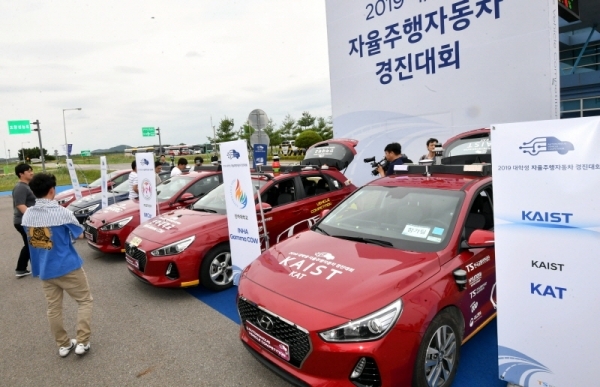 10일 화성시 송산면  한국교통안전공단 자동차안전연구원 자율주행실험도시 케이시티(K-CITY)에서 열린 ‘2019 대학생 자율주행자동차 경진대회’에서 관람객들이 각 대학 참가팀이 제작, 출전한 자율주행차량을 살펴보고  있다. 이번 대회는 현대자동차그룹과 한국교통안전공단이 미래 자율주행차 기술에 대한 학생들의 창의적인 아이디어를 실제 자동차에 적용해볼 수 있는 기회를 제공하기 위한 대학생 자율주행차 경진대회를 개최했다.전형민기자