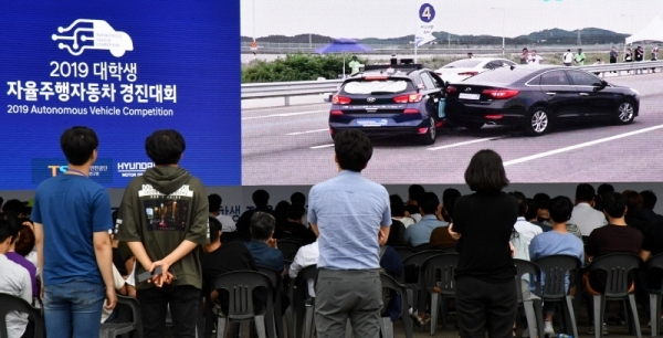 10일 화성시 송산면 한국교통안전공단 자동차안전연구원 자율주행실험도시  케이시티(K-CITY)에서 열린 ‘2019 대학생 자율주행자동차 경진대회’에서 본선에 진출한 12개 대학 참가팀이 무단횡단 보행자 인지, 공사구간 우회, 교차로 신호 인지, 사고차량 회피, 응급차량 양보, 하이패스 통과 등 6개의 주행 미션을 수행하며 기량을 겨루고 있다. 이번 대회는 현대자동차그룹과 한국교통안전공단이 미래 자율주행차 기술에 대한 학생들의 창의적인 아이디어를 실제 자동차에 적용해볼 수 있는 기회를 제공하기 위한 대학생 자율주행차 경진대회를 개최했다.전형민기자