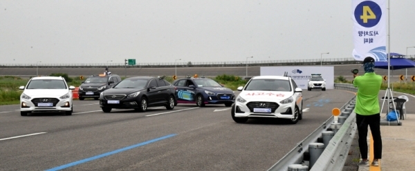 10일 화성시 송산면 한국교통안전공단 자동차안전연구원 자율주행실험도시  케이시티(K-CITY)에서 열린 ‘2019 대학생 자율주행자동차 경진대회’에서 본선에 진출한 12개 대학 참가팀이 무단횡단 보행자 인지, 공사구간 우회, 교차로 신호 인지, 사고차량 회피, 응급차량 양보, 하이패스 통과 등 6개의 주행 미션을 수행하며 기량을 겨루고 있다. 이번 대회는 현대자동차그룹과 한국교통안전공단이 미래 자율주행차 기술에 대한 학생들의 창의적인 아이디어를 실제 자동차에 적용해볼 수 있는 기회를 제공하기 위한 대학생 자율주행차 경진대회를 개최했다.전형민기자