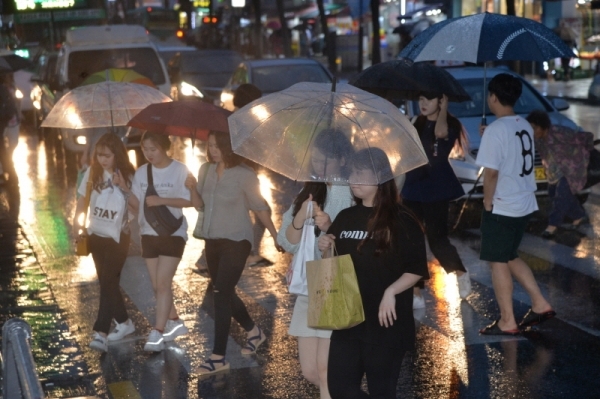 장마전선이 북상하면서 전국에 비가 내린 10일 오후 수원역 인근 횡단보도에서 우산을 쓴 시민들이 걸음을 재촉하고 있다. 이번 비는 수도권지역에 20mm~60mm 가량 내린 뒤 그칠 것이라고 기상청은 예보했다. 윤원규기자