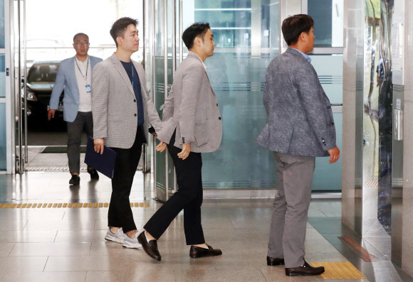 ''붉은 수돗물'' 사태와 관련해 박남춘 인천시장 등의 직무유기 혐의를 수사 중인 경찰들이 11일 오전 인천시 미추홀구 도화동 인천시 상수도사업본부에서 압수수색에 나서고 있다. 연합뉴스