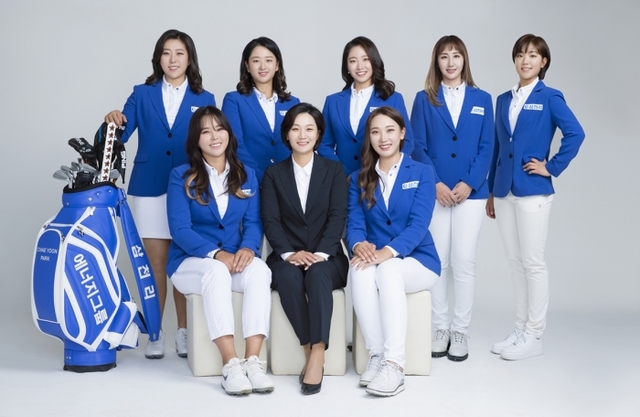 ▲ 삼천리 스포츠단(앞줄 왼쪽부터 조윤지 프로, 지유진 감독, 이수진3 프로, 뒷줄 왼쪽부터 김해림, 홍란, 박채윤, 배선우, 성지은 프로)
