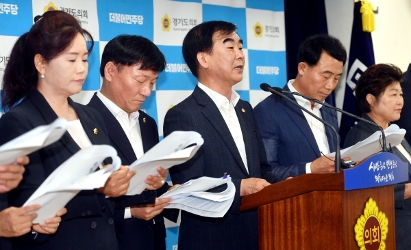 11일 경기도의회 브리핑룸에서 염종현 더불어민주당 대표의원과 대표단이 ‘경기도의회 교섭단체 더불어민주당 1주년 기자회견’을 하고 있다.전형민기자