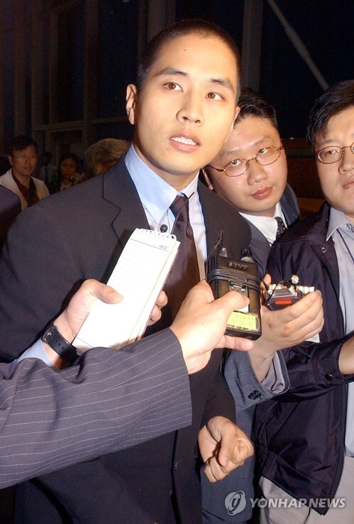병역 기피 논란으로 입국 금지된 가수 유승준(미국명 스티브 승준 유) 씨에게 내려진 비자 발급 거부가 위법이라는 취지의 대법원 판결이 나왔다.대법원 3부(주심 김재형 대법관)는 11일 유씨가 주 로스앤젤레스(LA) 한국 총영사관을 상대로 낸 '사증(비자)발급 거부처분 취소' 소송 상고심에서 원고 패소 판결을 한 원심을 깨고 사건을 서울고법에 돌려보냈다. 미국 영주권자 신분으로 국내에서 가수로 활동하던 유씨는 방송 등에서 