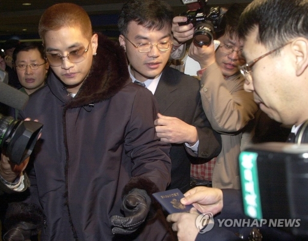 병역 기피 논란으로 입국 금지된 가수 유승준(미국명 스티브 승준 유) 씨에게 내려진 비자 발급 거부가 위법이라는 취지의 대법원 판결이 나왔다.대법원 3부(주심 김재형 대법관)는 11일 유씨가 주 로스앤젤레스(LA) 한국 총영사관을 상대로 낸 '사증(비자)발급 거부처분 취소' 소송 상고심에서 원고 패소 판결을 한 원심을 깨고 사건을 서울고법에 돌려보냈다. 미국 영주권자 신분으로 국내에서 가수로 활동하던 유씨는 방송 등에서 