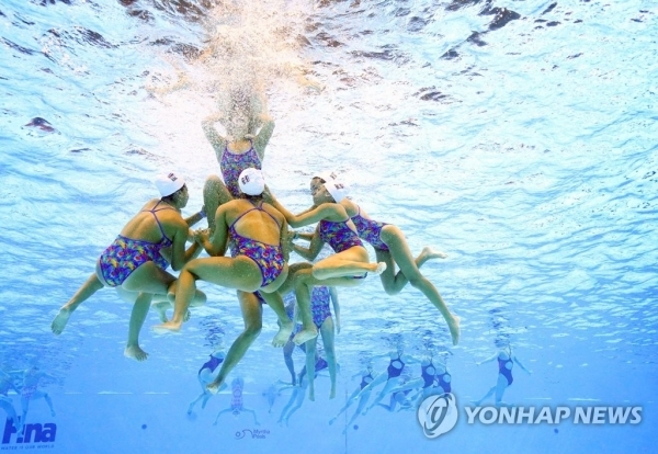 13일 광주 서구 염주종합체육관 아티스틱수영경기장에서 열린 2019 광주세계수영선수권대회에서 아티스틱 수영 코스타리카 선수들이 팀 테크니컬 예선을 하루 앞두고 훈련을 하고 있다.  /연합