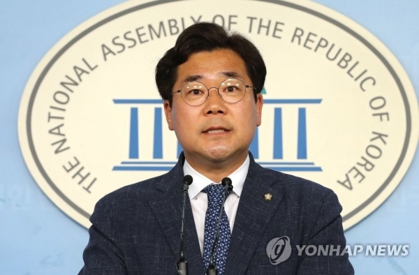 더불어민주당 박찬대 원내대변인이 10일 오후 국회 정론관에서 현안 브리핑을 하고 있다./연합