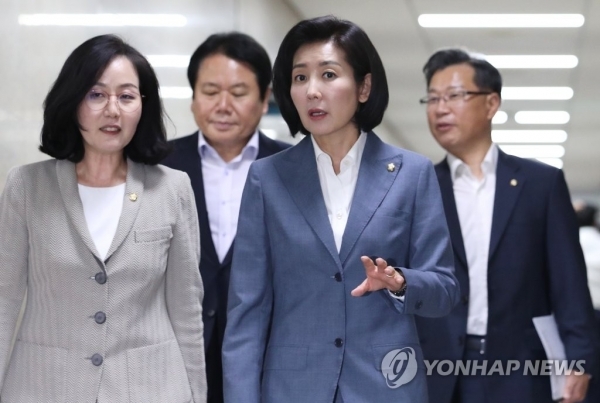 자유한국당 나경원 원내대표(오른쪽)가 29일 오전 국회에서 열린 강원도 산불피해 후속조치 대책회의에 참석하고 있다. 왼쪽은 김현아 의원.  /연합