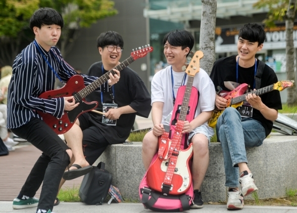 밴드 쿠카(Band_CUKA)가 경연장 앞에서 연습을 하고 있다.조주현기자