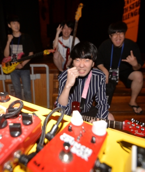 밴드 쿠카(Band_CUKA)가 무대에 오르기 전 파이팅을 외치고 있다.조주현기자