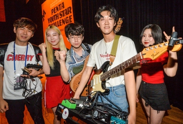 밴드 모노플로(MONOFLO)가 무대에 오르기 전 파이팅 포즈를 취하고 있다.조주현기자
