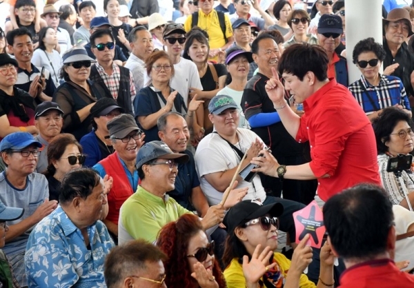 펜타 라이브 스테이지 공연이 펼쳐진 13일 오후 인천 월미도 학 공연장에서 객석을 가득 메운 관람객들이 락 밴드들의 공연을 관람하며 환호하고 있다. '2019 인천 펜타포트 음악축제'가 시작된 인천지역 곳곳에선 오는 8월 11일까지 펜타포트 락 페스티벌,  라이브 스테이지, 뮤직 파티 등 풍성한 공연이 펼쳐진다. 김시범기자