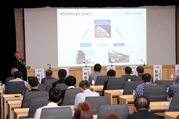 지난 12일 인천문화예술회관에서 열린 ‘해양자치주권 보장 및 연안여객 발전방안 토론회’에서 이귀복 인천항발전협의회 회장이 ‘미래의 인천연안여객터미널’이라는 주제로 발제하고 있다.옹진군청 제공