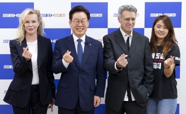 12일 오후 경기도지사 집무실에서 이재명 경기도지사가 크리스 드로즈(Chris DeRose) 국제동물권단체(LCA) 대표와 영화배우 킴 베이싱어(Kim Basinger), 이지연 동물해방물결 대표를 만나 기념촬영을 하고 있다.(왼쪽부터 영화배우 킴 베이싱어(Kim Basinger), 이재명 경기도지사, 크리스 드로즈(Chris DeRose) 국제동물권단체(LCA) 대표, 이지연 동물해방물결 대표.) 경기도제공