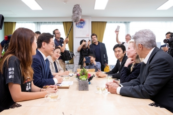 12일 오후 경기도지사 집무실에서 이재명 경기도지사가 크리스 드로즈(Chris DeRose) 국제동물권단체(LCA) 대표와 영화배우 킴 베이싱어(Kim Basinger), 이지연 동물해방물결 대표 등을 만나 환담을 나누고 있다. 경기도 제공