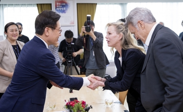 12일 오후 경기도지사 집무실에서 이재명 경기도지사가 영화배우 킴 베이싱어(Kim Basinger)와 악수를 하고 있다. 경기도 제공