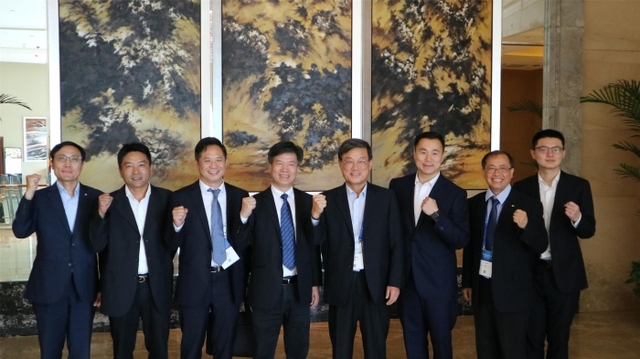 문학진 사장(오른쪽에서 네번째)을 비롯해 경기평택항만공사와 닝보저우산항집단유한공사 등 관계자가 협력회의 후 기념촬영을 하고 있다. 경기평택항만공사 제공