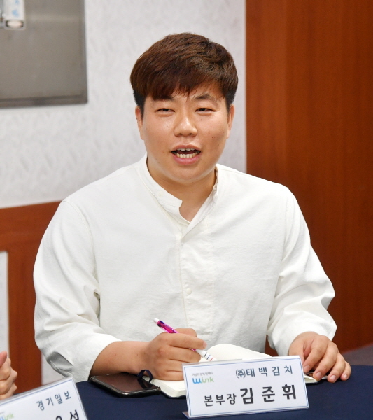 15일 수원월드컵경기장 스카이박스에서 열린 2019 경력단절예방 지원사업 '직장문화 개선 전문가 좌담회'에서 김준휘 (주)태백김치 본부장이 발언을 하고 있다.  김시범기자