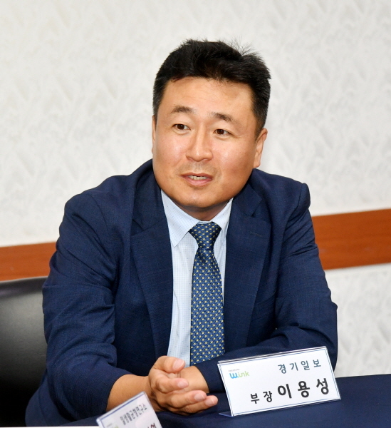15일 수원월드컵경기장 스카이박스에서 열린 2019 경력단절예방 지원사업 '직장문화 개선 전문가 좌담회'에서 이용성 경기일보 정치부장이 발언을 하고 있다. 김시범기자
