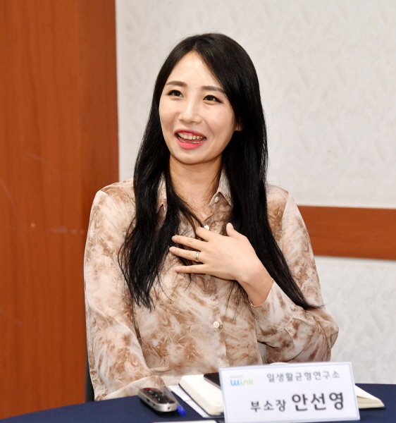 15일 수원월드컵경기장 스카이박스에서 열린 2019 경력단절예방 지원사업 '직장문화 개선 전문가 좌담회'에서 안선영 일생활균형연구소 부소장이 발언을 하고 있다.  김시범기자