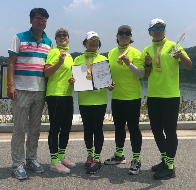 ▲ 제5회 충주시장배 전국생활체육조정대회 여자 일반 4X 200세 이상부에서 우승한 용인조정협회 선수들과 조준형 감독.용인시조정협회 제공
