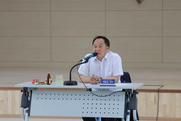 취임1주년을 맞아 기자 간담회를 연 정동균 군수가 기자들의 질문에 답하고 있다.