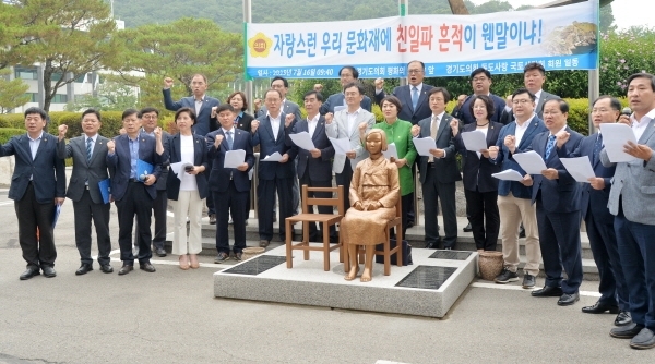 16일 오전 경기도의회 앞 소녀상에서 도의회 독도사랑국토사랑회 소속 안혜영 도의회 부의장, 염종현 더불어민주당 대표 의원 등 도의원들이 우리나라 문화재에 남아있는 친일파 흔적을 지울 것을 촉구하는 기자회견을 하고 있다. 윤원규기자