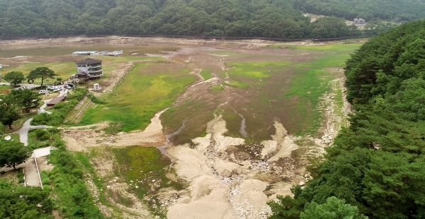 16일 마른장마 속에 대체수원공 송수관 공사까지 지연되고 있는 포천 산정호수가 물이 거의없어 바닥을 드러내고 있다. 이로인해 주변 식당들이 물 부족에 시달려 휴가철 성수기임에도 불구하고 영업을 제대로 하지 못하고 있다. 김시범기자