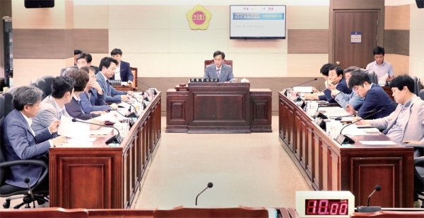 16일 오후 인천시의회 특별위원회 회의실에서 수돗물 적수사고 행정사무조사 2차 특별위원회가 열리고 있다. 인천시의회 제공