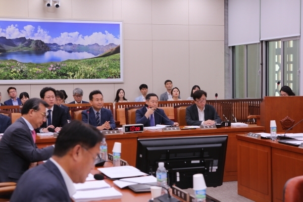 17일 국회에서 열린 통일경제특구법 공청회에 참석한 외부 전문가들이 통일경제특구법 제정에 대한 의견을 나누고 있다. 박정 의원실 제공