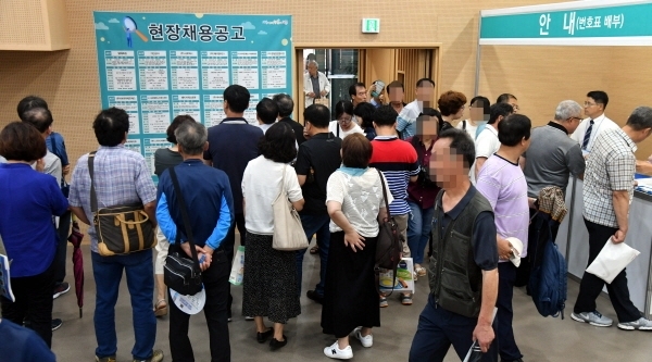 17일 과천시청 대강당에서 열린 ‘2019 과천시 일자리 박람회’에서 자신에게 맞는 일자리를 찾으려는 구직자들로 행사장이 붐비고 있다.전형민기자