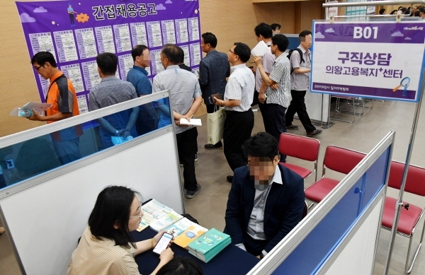 17일 과천시청 대강당에서 열린 ‘2019 과천시 일자리 박람회’에서 자신에게 맞는 일자리를 찾으려는 구직자들로 행사장이 붐비고 있다.전형민기자