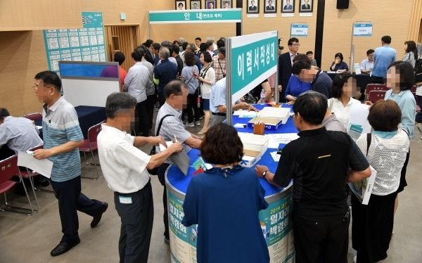 17일 과천시청 대강당에서 열린 ‘2019 과천시 일자리 박람회’에서 자신에게 맞는 일자리를 찾으려는 구직자들로 행사장이 붐비고 있다.전형민기자