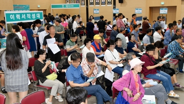 17일 과천시청 대강당에서 열린 ‘2019 과천시 일자리 박람회’에서 자신에게 맞는 일자리를 찾으려는 구직자들로 행사장이 붐비고 있다.전형민기자