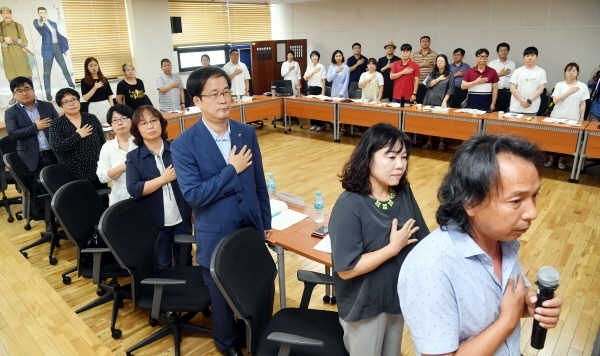 '경기도체류 고려인의 삶의 질 개선을 위한 정책토론회'가 열린 17일 경기도의회 소회의실에서 각 분야 관계자들이 국민의례를 하고 있다. 이번 행사는 고려인독립운동 기념비건립국민위원회, 대한고려인협회, 경기도지속가능발전협의회 삶의질위원회 등이 주최했다. 김시범기자