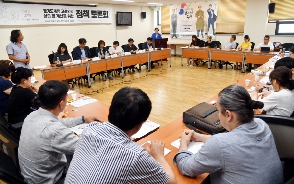 '경기도체류 고려인의 삶의 질 개선을 위한 정책토론회'가 열린 17일 경기도의회 소회의실에서 각 분야별 관계자들이 의견을 밝히고 있다. 이번 행사는 고려인독립운동 기념비건립국민위원회, 대한고려인협회, 경기도지속가능발전협의회 삶의질위원회 등이 주최했다. 김시범기자