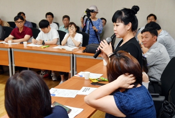 '경기도체류 고려인의 삶의 질 개선을 위한 정책토론회'가 열린 17일 경기도의회 소회의실에서 각 분야별 관계자들이 의견을 밝히고 있다. 이번 행사는 고려인독립운동 기념비건립국민위원회, 대한고려인협회, 경기도지속가능발전협의회 삶의질위원회 등이 주최했다. 김시범기자
